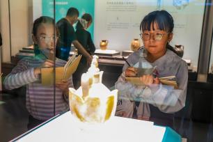 安徽合肥：学生走进博物院 开展研学写生活动
