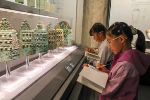 安徽合肥：学生走进博物院 开展研学写生活动