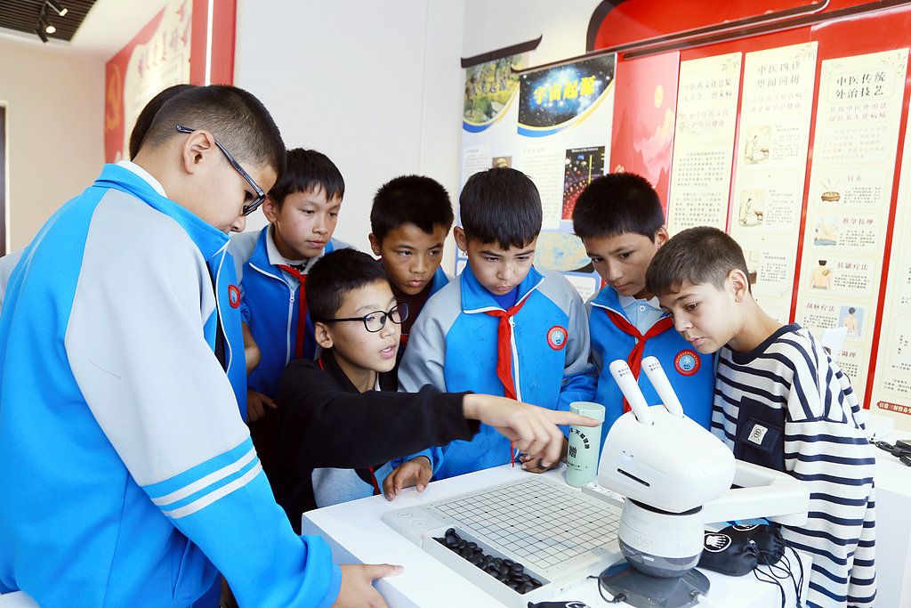 新疆阿克苏：小学生走进科普馆感受科技魅力