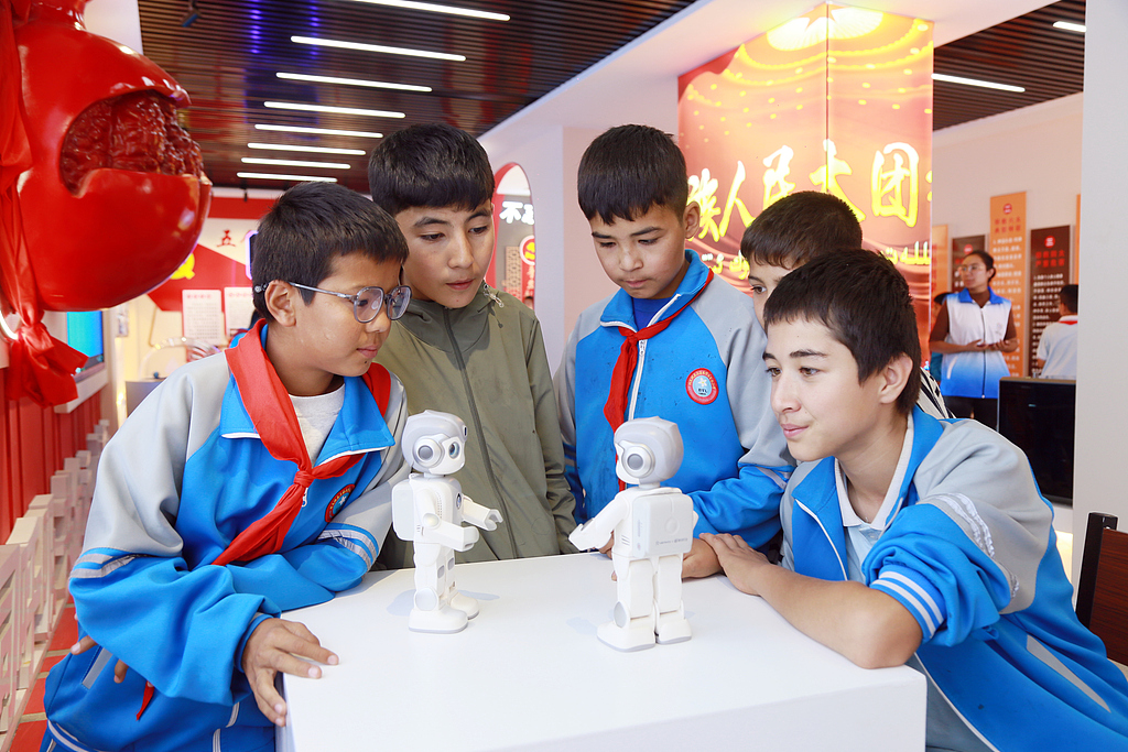 新疆阿克苏：小学生走进科普馆感受科技魅力
