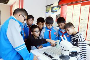 新疆阿克苏：小学生走进科普馆感受科技魅力