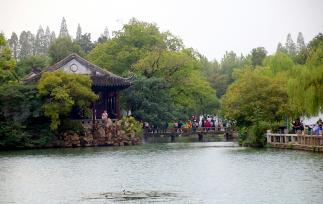 江苏苏州：沧浪亭秋意渐浓 江南园景醉游人