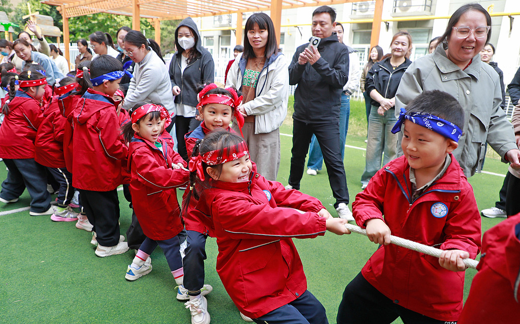 陕西渭南：幼儿园举办庆丰收趣味运动会