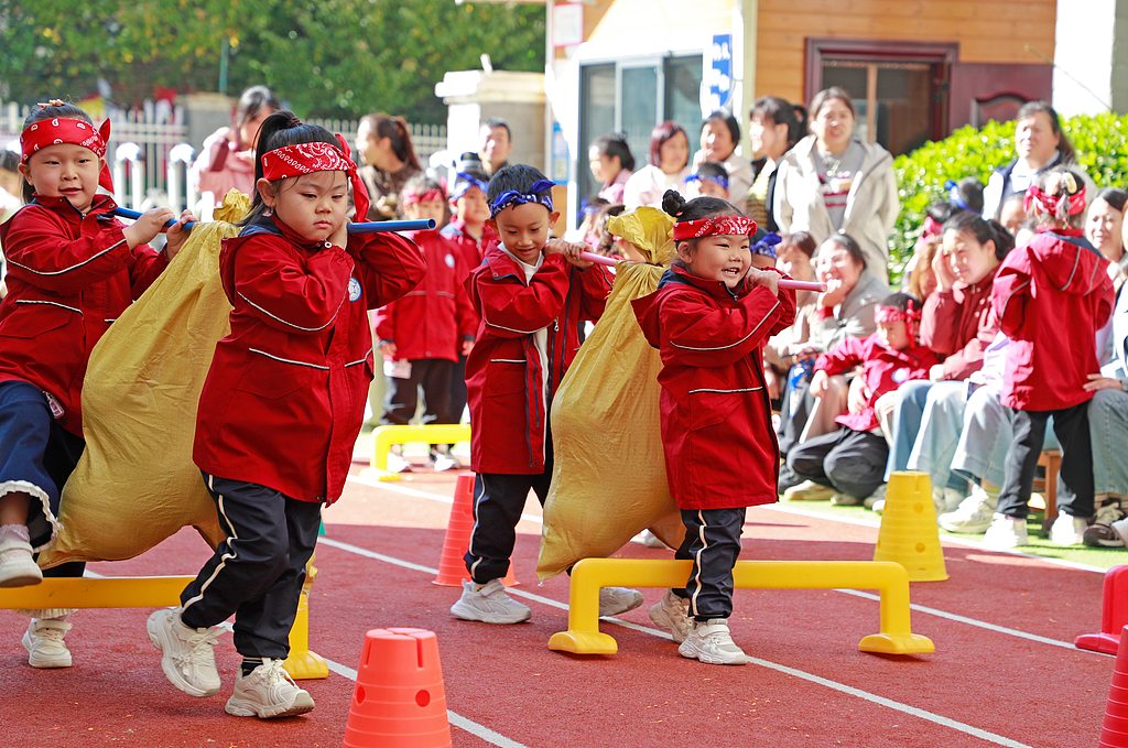 陕西渭南：幼儿园举办庆丰收趣味运动会