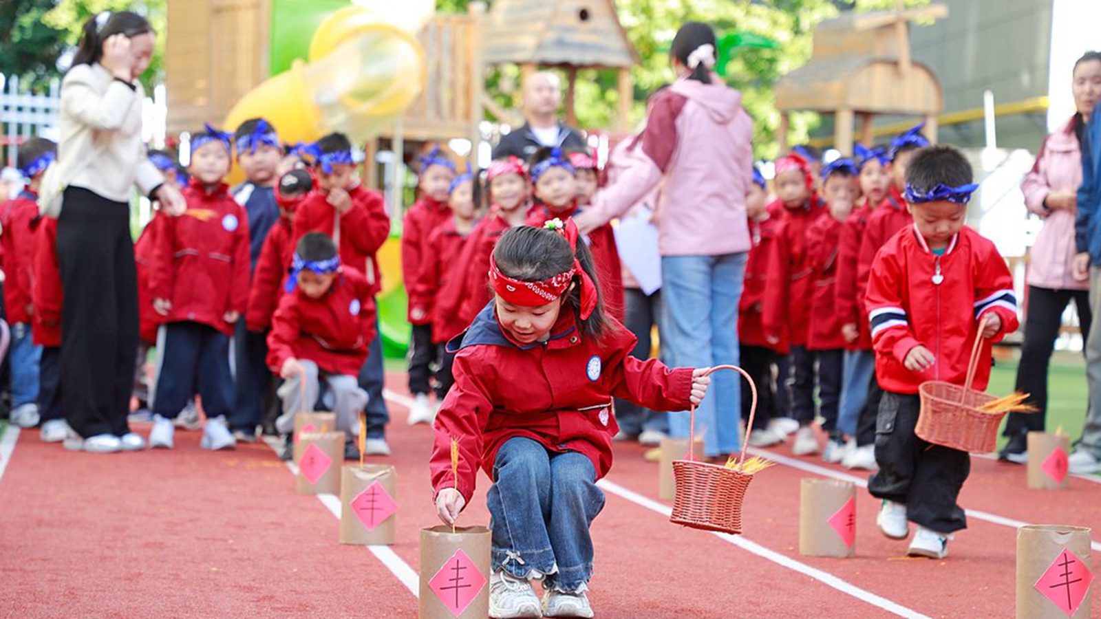 陕西渭南：幼儿园举办庆丰收趣味运动会