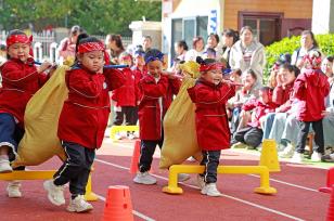 陕西渭南：幼儿园举办庆丰收趣味运动会