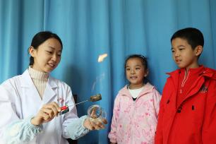 河北邯郸：小学生走进医院体验中医药文化
