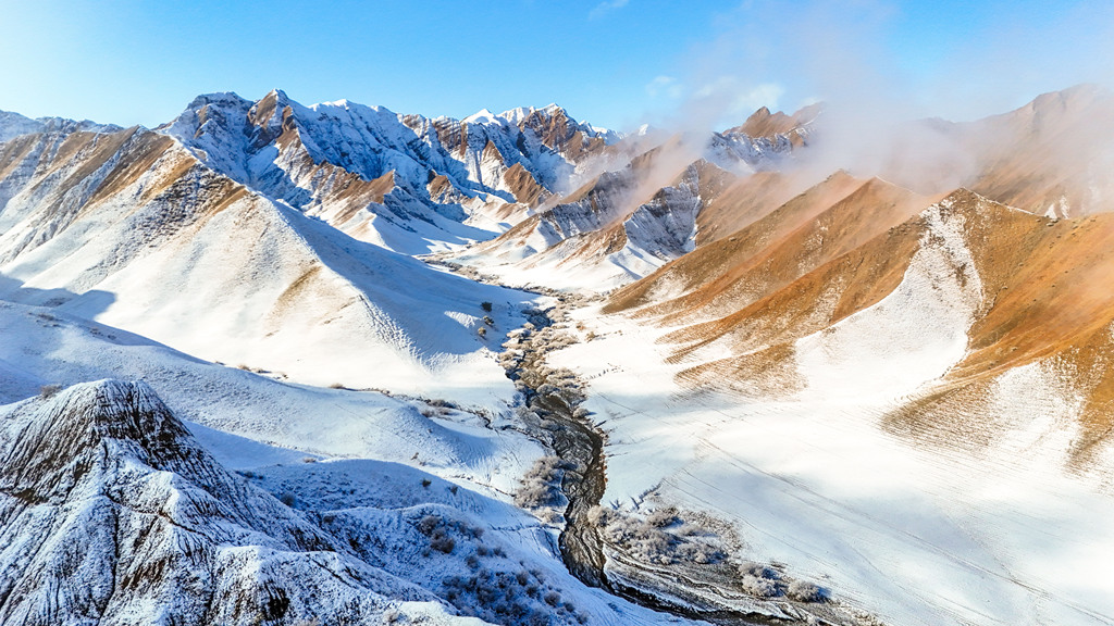 新疆昌吉：雪后丹霞壮美如画