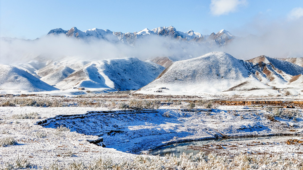新疆昌吉：雪后丹霞壮美如画