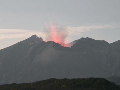 日本鹿儿岛县火山喷发 烟雾最高至1800米