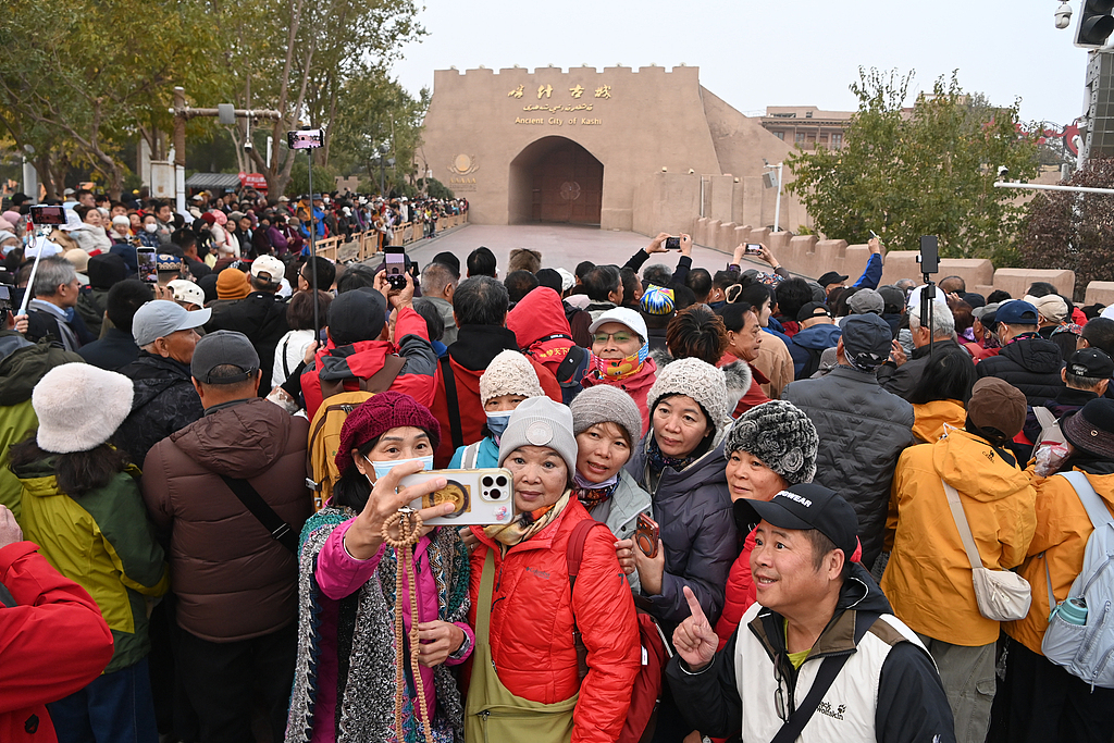 新疆：喀什古城开城仪式现场人气旺