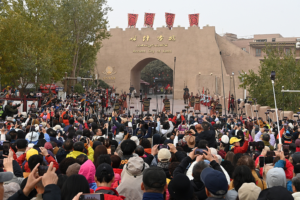 新疆：喀什古城开城仪式现场人气旺