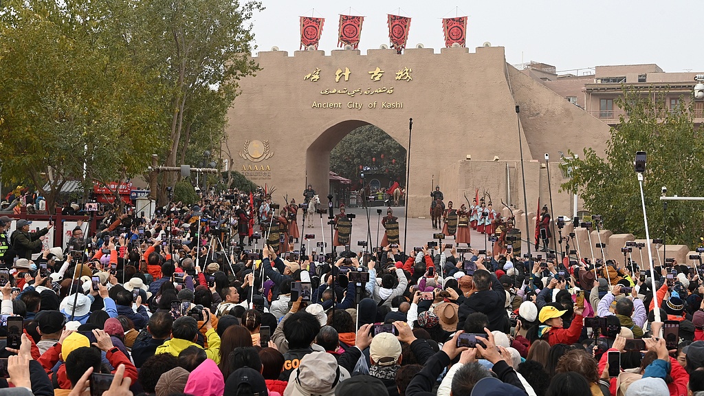 新疆：喀什古城开城仪式现场人气旺