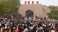 新疆：喀什古城开城仪式现场人气旺
