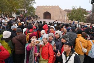 新疆：喀什古城开城仪式现场人气旺