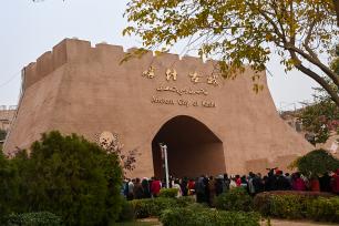 新疆：喀什古城开城仪式现场人气旺
