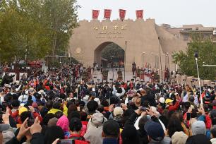 新疆：喀什古城开城仪式现场人气旺