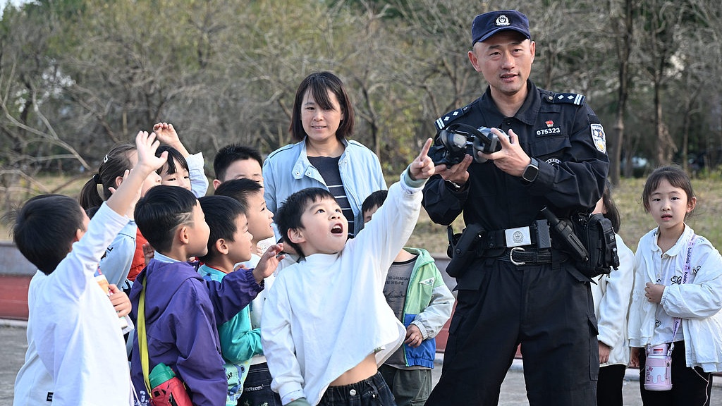 安徽当涂：萌娃走进警营体验公安工作