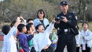 安徽当涂：萌娃走进警营体验公安工作