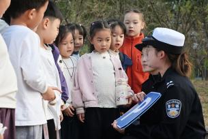 安徽当涂：萌娃走进警营体验公安工作