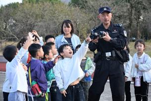 安徽当涂：萌娃走进警营体验公安工作