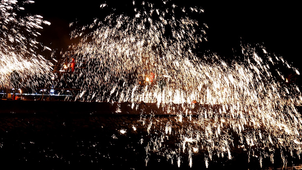 辽宁大连：非遗焰火点亮梭鱼湾夜空