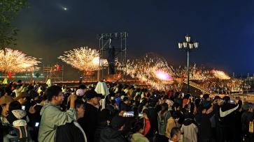辽宁大连：非遗焰火点亮梭鱼湾夜空