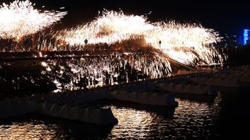 辽宁大连：非遗焰火点亮梭鱼湾夜空