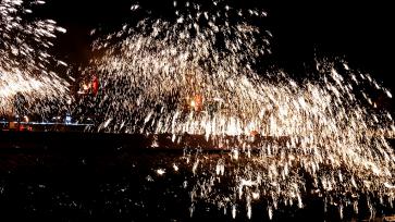 辽宁大连：非遗焰火点亮梭鱼湾夜空